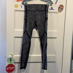 Lululemon leggings Size 6 new cond black & white